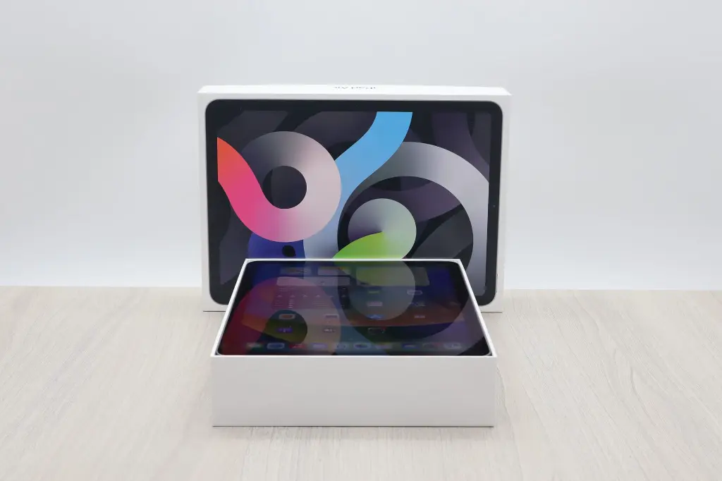 Tableta Apple iPad Air 4 64 GB gris espacial de 10,9_ + Celular Clase A (18).webp